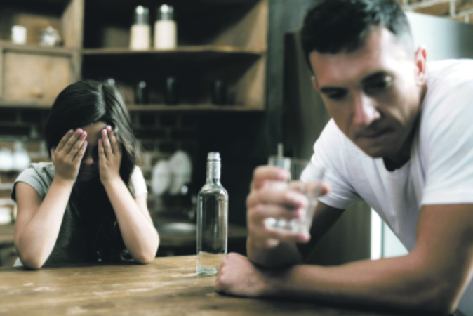 Įtaka: priklausomų žmonių vaikams dažnai tenka sunkus vaidmuo, jų pečius užgula našta ne pagal amžių, psichologinius to padarinius jie jaučia ir suaugę.