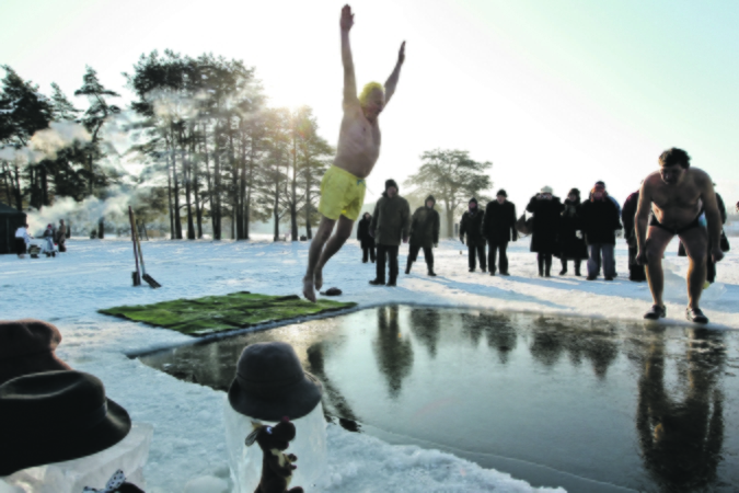 Nevienareikšmiška: pasak medikų, maudynės lediniame vandenyje gali turėti teigiamą poveikį imuninei sistemai ir bendrai savijautai, o dalis naudos, dažnai eskaluojamos socialiniuose tinkluose, yra labiau mitai nei faktai.