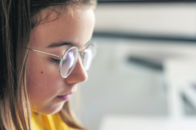 Skirtumai: vaikų glaukoma nuo suaugusiųjų skiriasi tuo, kad dažnai būna įgimta arba susijusi su kitomis akies vystymosi anomalijomis ar atliktomis operacijomis, todėl reikalauja išskirtinės priežiūros ir patirties.