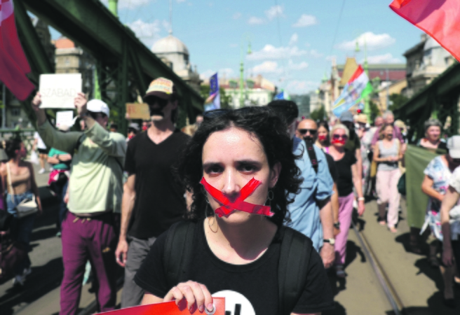 Realybė: Vengrijoje, nepaisant protestų prieš bandymus užčiaupti žiniasklaidą, kol kas mažai vilties, kad kas nors pasikeis.