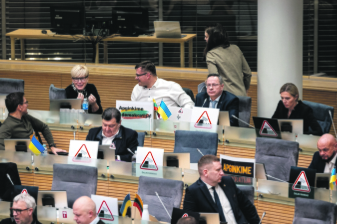 Atsakas: Seimo naktinis posėdis, prasidėjęs antradienį, o pasibaigęs trečiadienį 2.07 val., priminė absurdo teatrą. Tačiau, pasak opozicijos atstovų, gaila, bet į valdančiųjų absurdą nėra kito būdo kaip tik atsakyti absurdu.