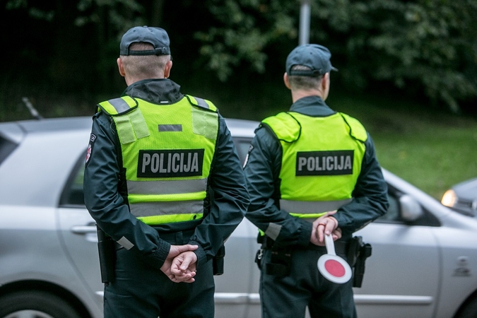 Įvardijo, kiek didės algos mažiausiai uždirbantiems pareigūnams 