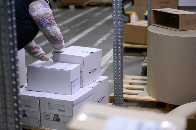 Neeilinis incidentas pakaunės siuntų sandėlyje: kiek kalėdinių dovanų spėjo pasiglemžti ugnis? 