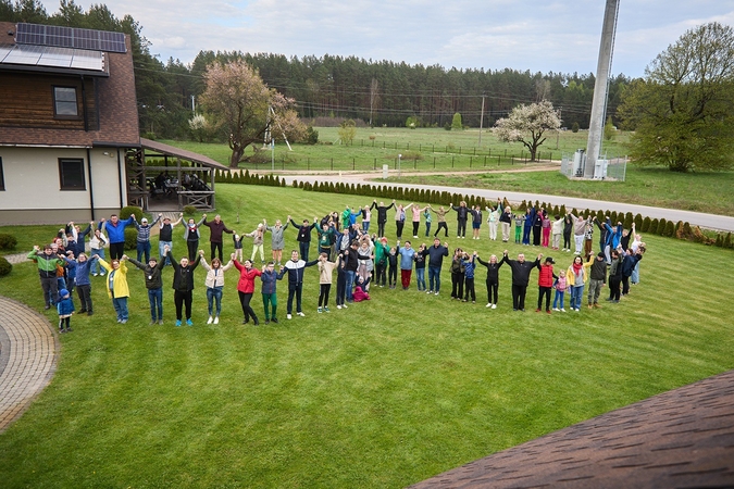 Kartu: „Lietaus vaikų“ stovyklose šeimos, auginančios vaikus su autizmo spektro sutrikimu, dalijasi rūpesčiais, patirtimi, patarimais, vienas jų – jei užsidaro durys, reikia ieškoti lango.