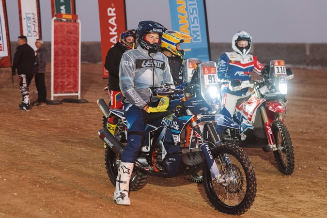 Dakaro ralis apkarto debiutantui: po gedimo greičio ruožo nebaigė Sokolovskis