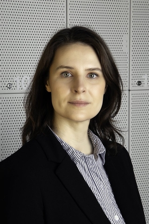 Priežastis: dr. R. Latinytė pastebi, kad vienišumo jausmas kyla iš konfrontacijos, o jo priešnuodis – bendrystė.