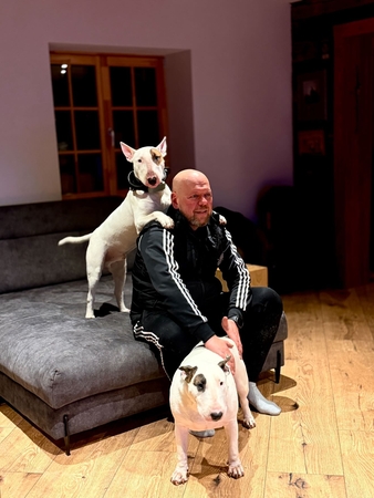 Vieninteliai: Gabrielius sako, kad neįsivaizduoja savo gyvenimo be bulterjerų, jam šie šunys – patys gražiausi. 