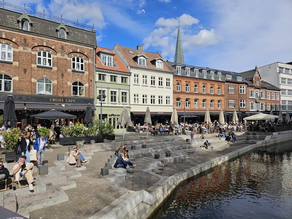 Laimingi: Orhusas pagrįstai vadinamas Šypsenų miestu. Pozityvią energiją čia skleidžia ne tik studentai – tai universitetinis miestas, bet ir vietiniai gyventojai – draugiški ir šilti.