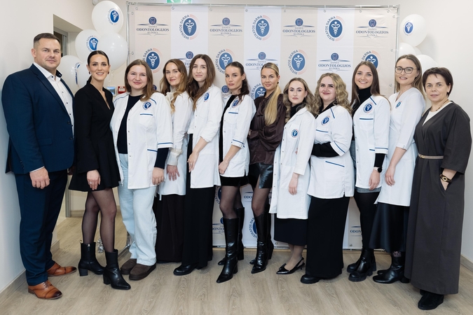Laukimas: Klaipėdoje neseniai duris atvėrusiai klinikai „Sveikatos darna“ vadovauja K. Vaičiūnas ir K. Mažutytė (pirma iš kairės), čia taip pat dirba profesionalias medicinos paslaugas teikiantys specialistai. 