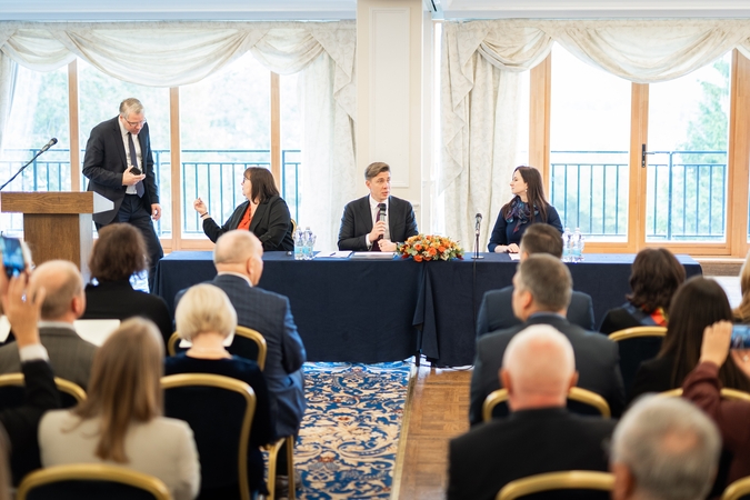 Padariniai: kai nėra aiškios lyderystės, labai lengva pasiduoti šalia esantiems aktyviems lyderiams. Tad kartais atrodo, kad socialdemokratai yra tapę tiesiog „Nemuno aušros“ filialu.