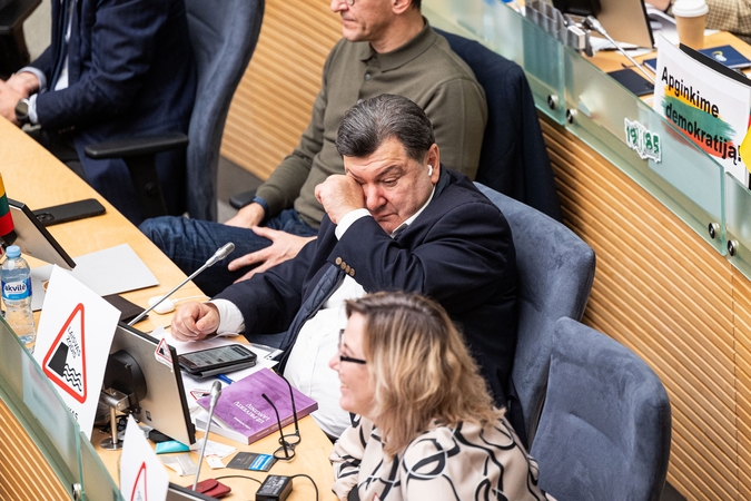 Absurdiška: gruodžio 17-ąją iki antros nakties Seimas svarstė LRT įstatymo pataisų siūlymus, vienam jų – LRT vadovą galima atleisti, jei Seimo narės A. Širinskienės katinas Nuodėgulis išreiškė nepasitikėjimą juo, – pritarė.