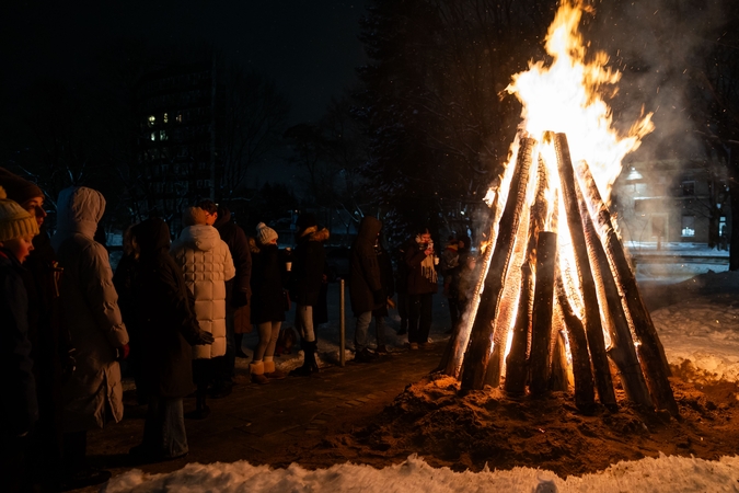 Atminimo laužų uždegimo ceremonija prie Lietuvos nacionalinio radijo ir televizijos pastato