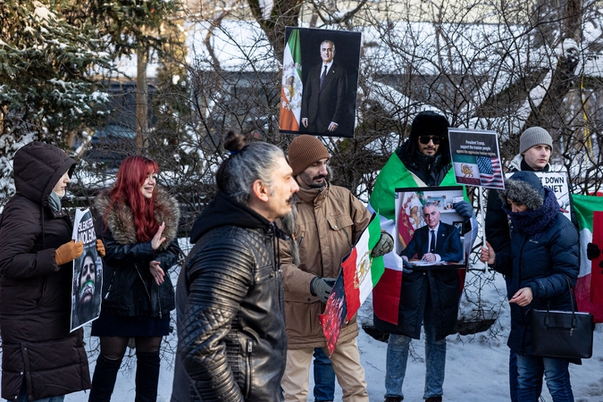 Iraniečių protesto akcija prie JAV ambasados prieš Irano režimą