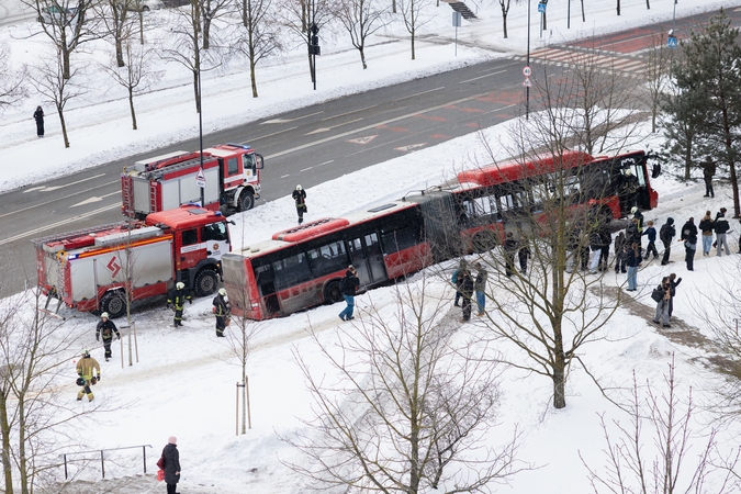 Vilniuje į medį rėžėsi autobusas