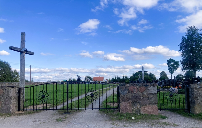Suremontuota Gargždelės kapinių tvora ir varteliai