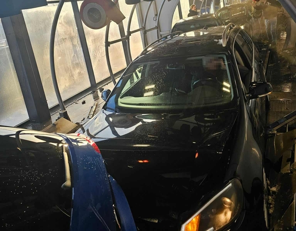 Būna ir taip: tunelinėje plovykloje Kaune – dešimties automobilių avarija