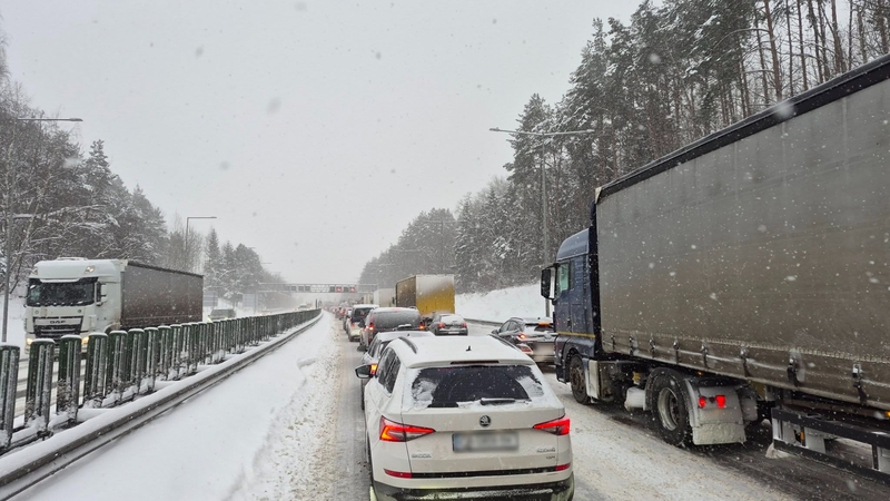 Prie Grigiškių įstrigę vilkikai – su vasarinėmis padangomis