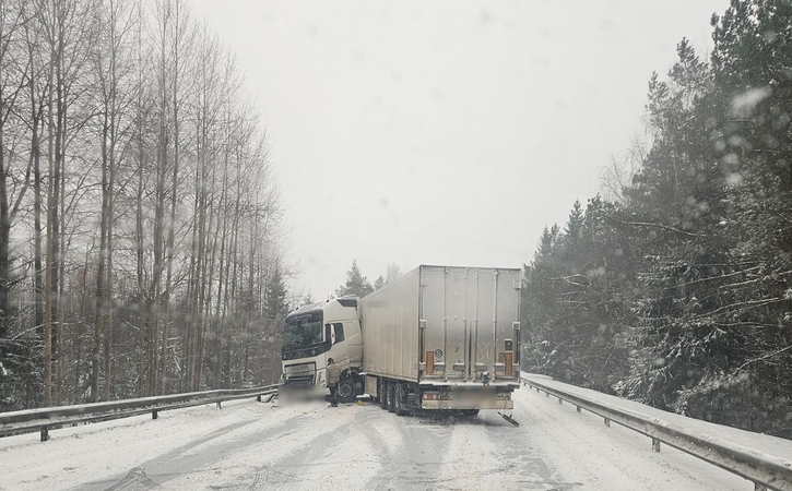 Nepravažiuojamas kelias Šiauliai–Kelmė: stovi susisukęs vilkikas
