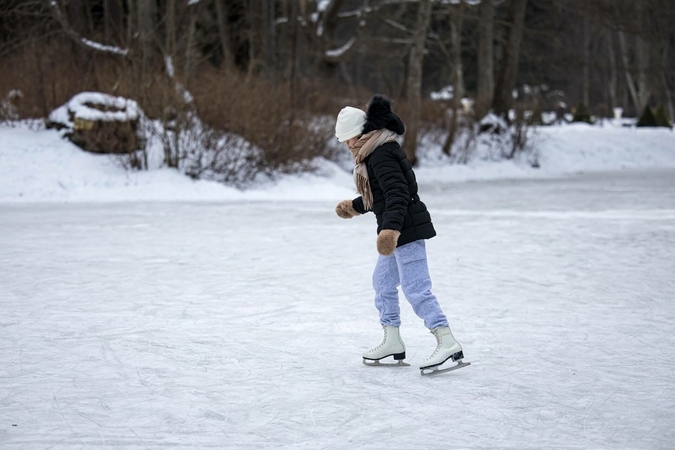 Palangos Birutės parke – natūralaus ledo čiuožykla ir žiemos pramogos po atviru dangumi