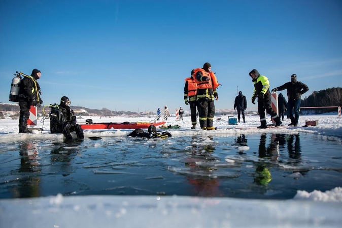 Nuskendo į vandens telkinį įvažiavęs traktorius: žuvo jo vairuotojas