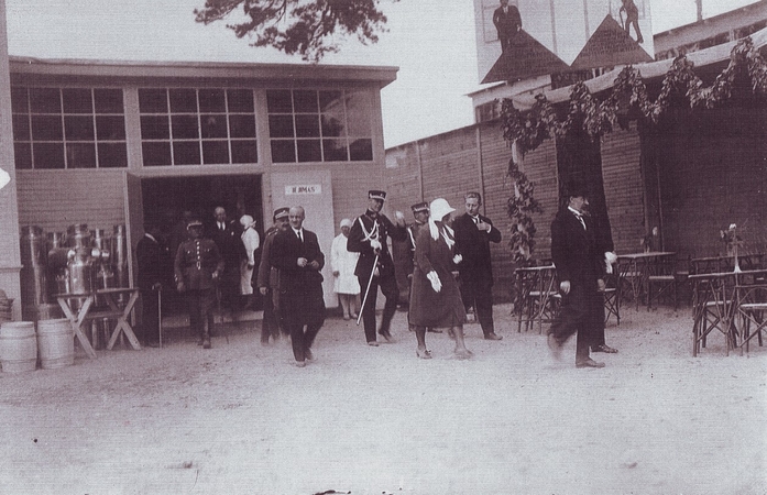 Vizitas: prezidentas A. Smetona kartu su žmona Sofija, lydimi adjutanto V. Šliogerio ir žemės ūkio ministro Jono Aleksos, lankosi Žemės ūkio ir pramonės parodoje. Kaunas, 1935 m.