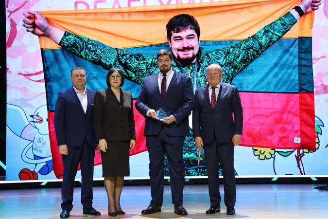 Auksas: rutulio stūmiką M. Jurkšą (viduryje), 25-osiose Deflimpinėse žaidynėse iškovojusį aukščiausią apdovanojimą, sveikino (iš dešinės) V. Makūnas, R. Popovienė ir Arūnas Talalas.