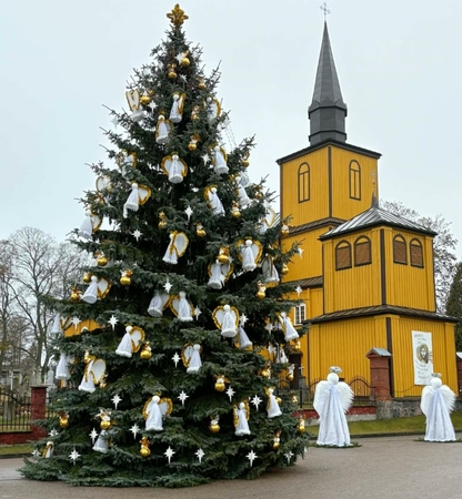 Dedikacija: Vandžiogalos bendruomenės eglutė buvo skirta M. K. Čiurlionio 150-osioms gimimo metinėms paminėti.
