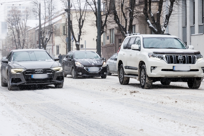Vilniuje sniegas pridarė eismo bėdų: kokia situacija Kaune?