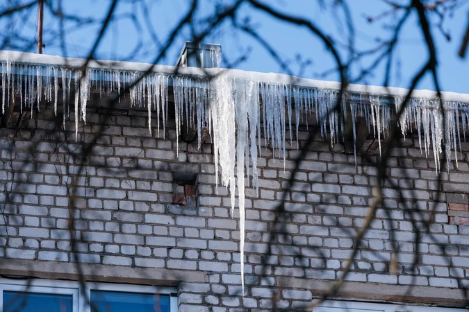 Atsargiai: virš galvų pakibo varvekliai