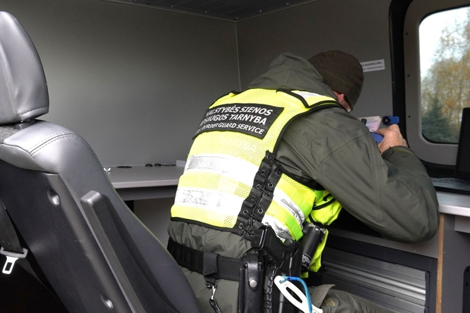 Su padirbtais pažymėjimais – ir vairuotojas, ir jo keleivis