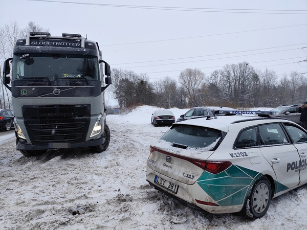 Petrašiūnuose – miškavežio ir lengvojo automobilio akistata