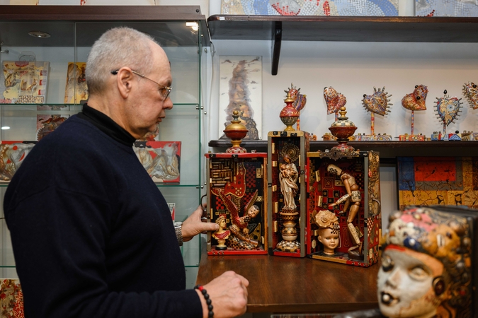 Spalvos: suteikdamas objektams naujų funkcijų, siedamas juos naujais ryšiais, L. Šutas kuria naujus mikropasaulius. Nuotraukoje – autorius prie „Altoriaus“.