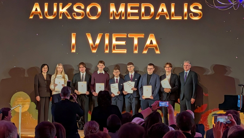 Mokslų akademijoje apdovanoti Lietuvai tarptautinėse olimpiadose atstovavę mokiniai