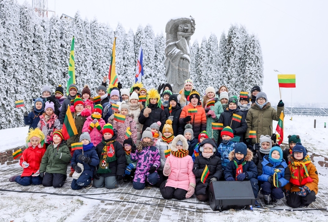 Pilietiškumas: Juragiuose, kaip kasmet, minėjime dalyvavo daug mokinių.