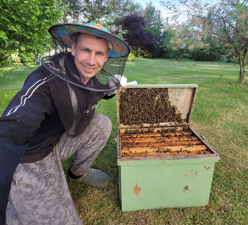 Požiūris: Vandžiogalos seniūnui J. Bukauskui bitės sodyboje – būtinybė ir neatsiejama gamtos dalis.