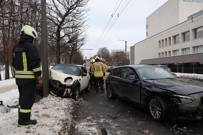 Kaune į stulpą trenkėsi mini automobilis, o į jo galą įlėkė BMW