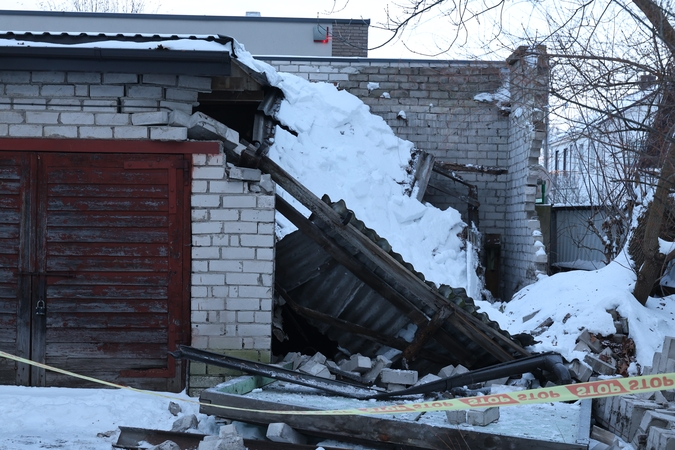 Kaune nuo sniego įgriuvo garažo stogas