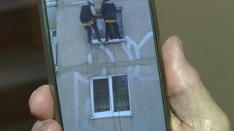 Alpinistams teko lipti ant daugiabučio