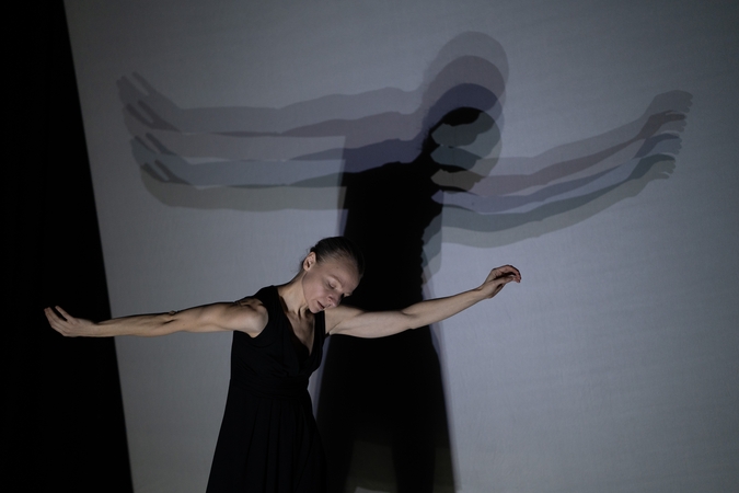 Šokio ir šešėlių monospektaklis „Kontūrai“: susitikimas su savo tamsa