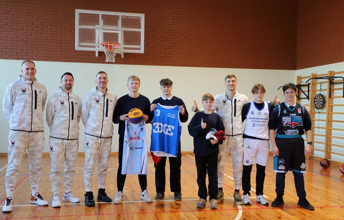 Svečiai: Kauno rajonui atstovaujančios krepšinio trijulių komandos „Raudondvaris Hoptrans“ labai laukė Raudondvario gimnazijos moksleiviai.