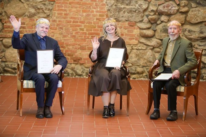 Laureatai: simboliniais aukso vainikais padabinti liaudies meistrai (iš kairės) A. Lučinskas, J. Zinkienė, A. A. Viluckis.