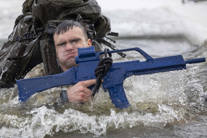 Kariai treniravosi veikti įlūžus į vandenį