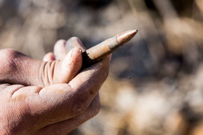 Policija aiškinasi, kas per medžioklę Kėdainių rajone paleido vairuotojo langą sutrupinusį šūvį 