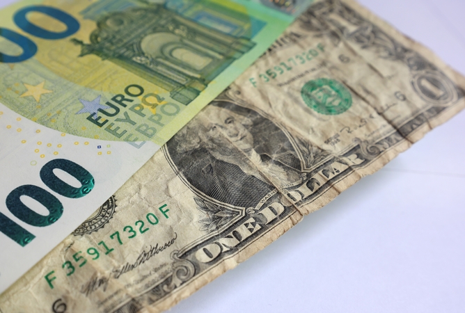 Euras pasiekė seniai nematytas aukštumas JAV dolerio atžvilgiu