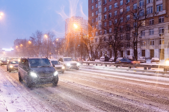 Kaip saugiai vairuoti ir stabdyti automobilį slidžiame kelyje?