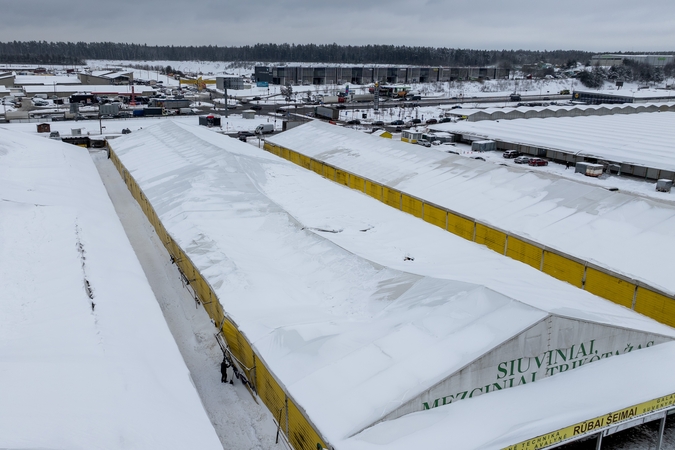 Neatlaikęs sniego svorio Gariūnų turgavietėje įgriuvo stogas