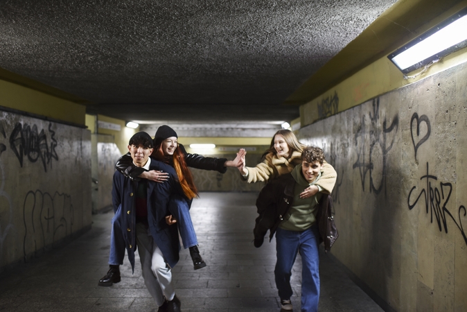 Įtaka: paaugliui didžiulis išbandymas gali būti nesulaužyti kokios nors taisyklės, jeigu jo bendraamžiai ją sulaužo (pavyzdžiui, pabėga iš pamokos). Jis pasielgia spontaniškai ir net pats sunkiai gali paaiškinti savo elgesį.