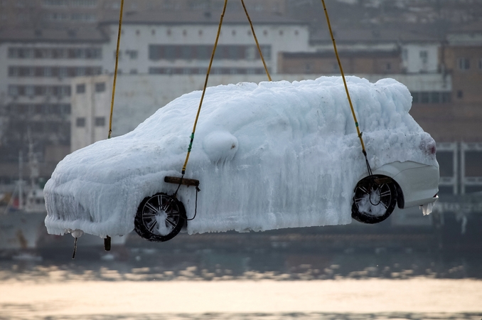 Kiautas: dėl lijundros kai kurie automobiliai per naktį tapo vientisu ledo luitu.