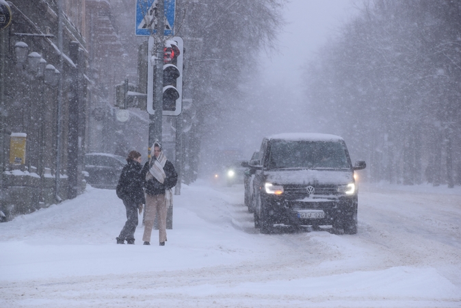 Snygis: savaitgalį sniegas buvo toks gausus, kad net ką tik nuvalytomis gatvėmis buvo sudėtinga važiuoti.