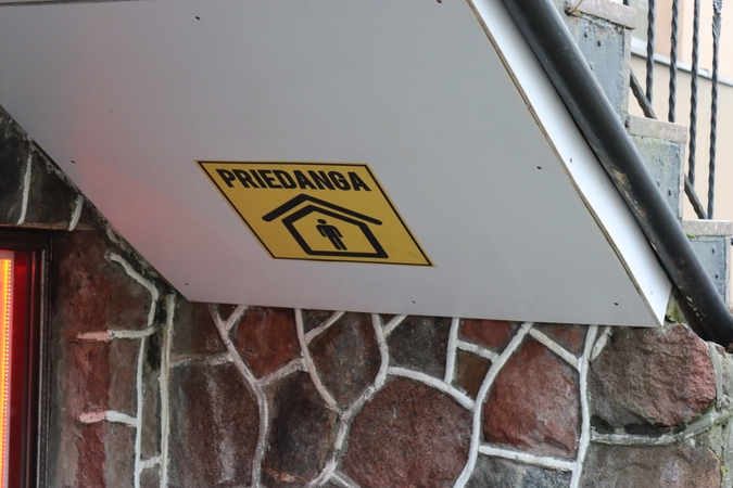 Situacija: šiuo metu uostamiestyje jau yra per šimtą priedangų, jų skaičius tik augs. Visos jos pažymėtos specialiu lipduku.